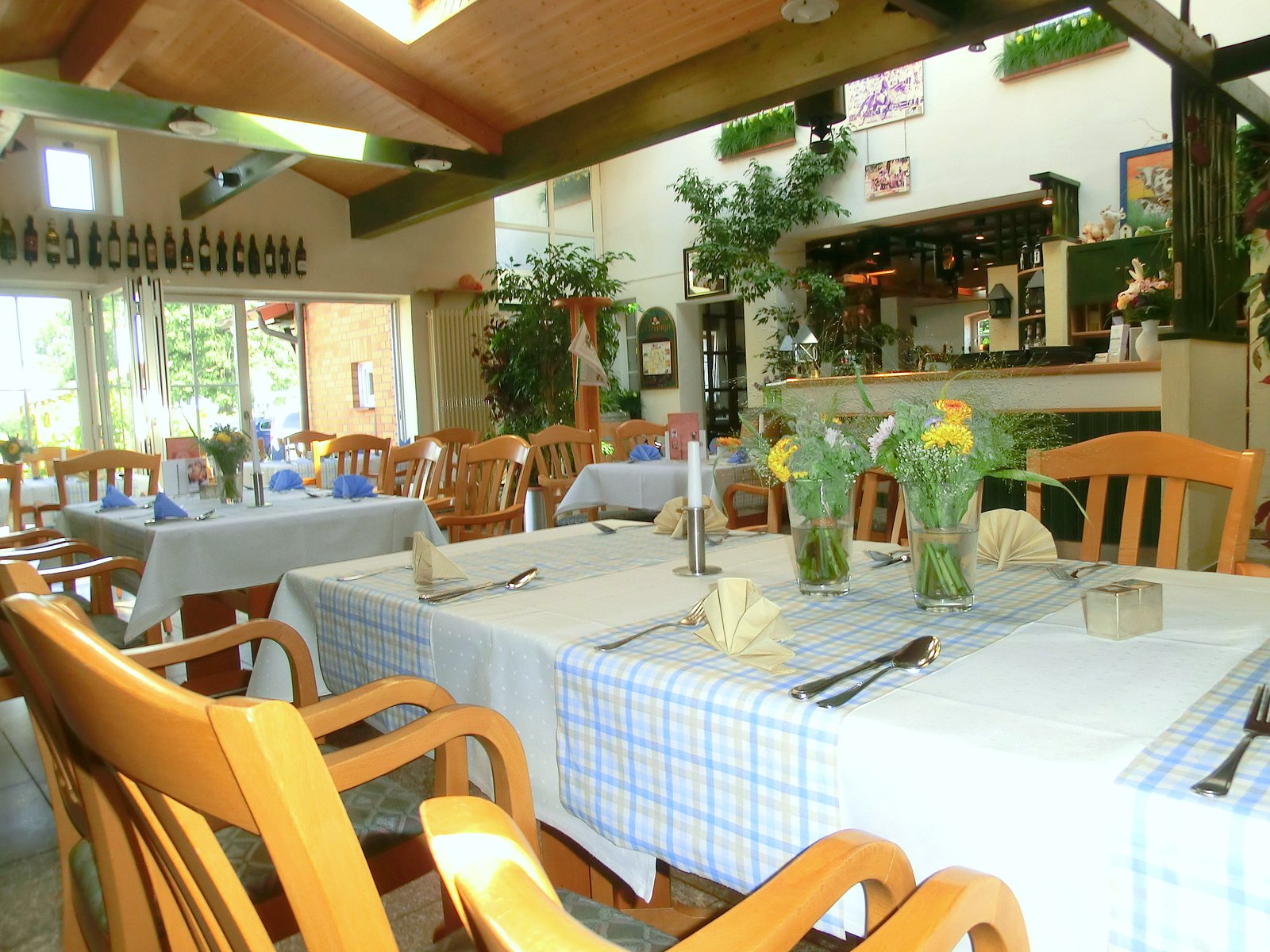 Restaurant des Landhotels mit eingedeckten Tischen